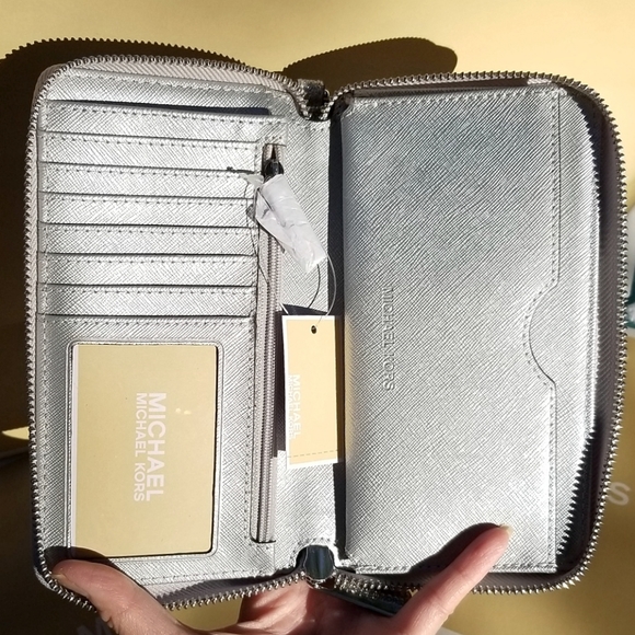 🚫SOLD🚫NWT MK GLITTER LEATHER PHONE WALLET - Picture 3 of 8